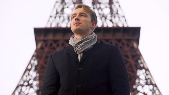 Girl Creeping Behind Boyfriend and Closing His Eyes Making Surprise on Date alt