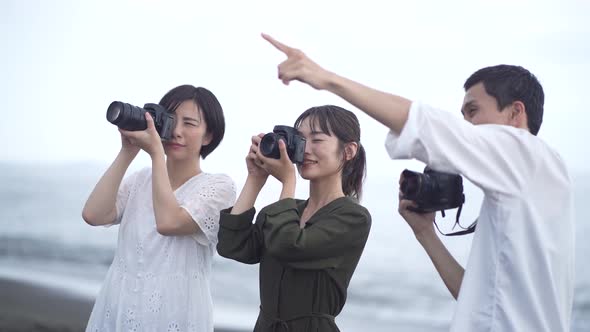 Woman learning how to take pictures alt