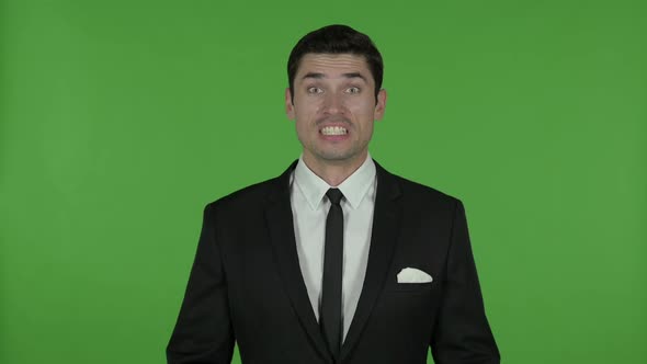 Frustrated Young Businessman Shouting Chroma Key alt