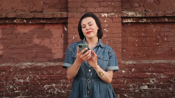 Amazed lucky woman using phone looks and sees the message with a good news  alt