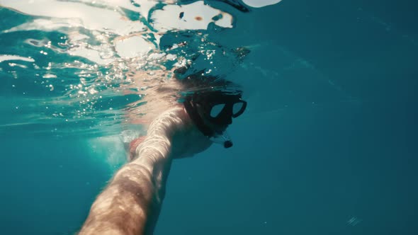 Man Doing a Video Selfie During Swim in the Ocean alt