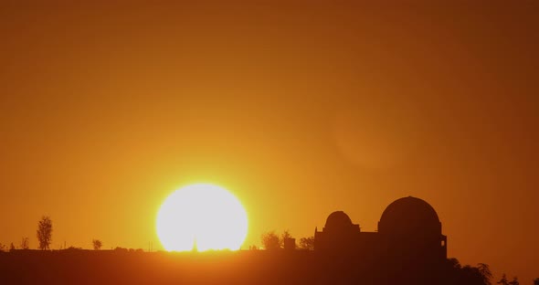 Time lapse of the sun rising from behind the Griffith Observatory alt