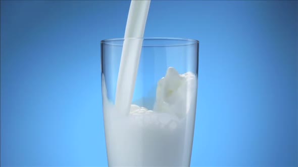 Milk pouring into glass, Slow Motion alt