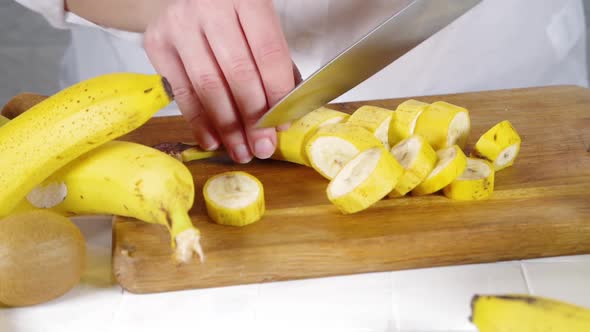 Close-up video of cutting bananas