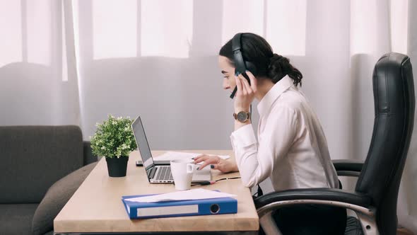 Female Call Center Worker Answers Customer Call in Office alt