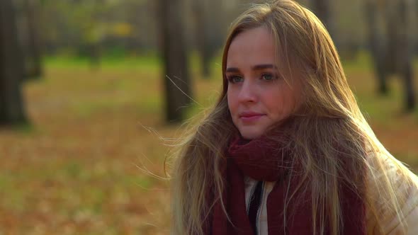 Young Attractive Girl in Autumn Park alt