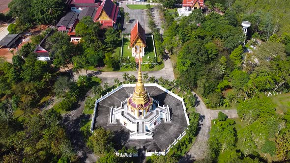 Wat Wang Wa with a beautiful golden pagoda