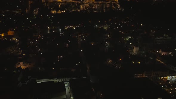 Aerial view of the parthenon temple on acropolis hill at night in Athens. alt