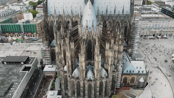 Drone footage of the German landmark, the famous Cologne Cathedral, and surrounding city. alt