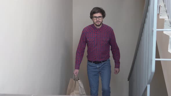 The delivery service will deliver the parcels from the grocery store to the home. alt