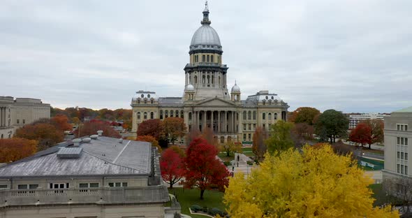 Illinois state capitol in Springfield with droneing in. alt