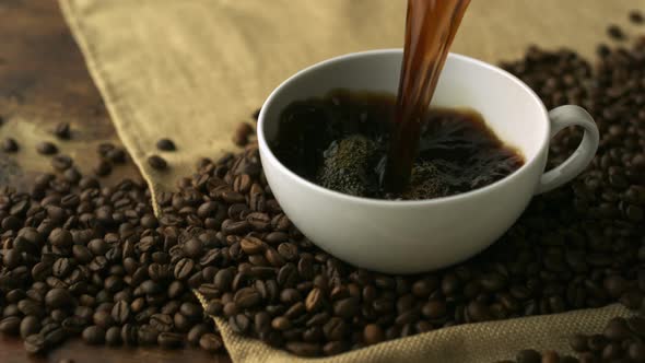 Pouring coffee into cup, Slow Motion alt