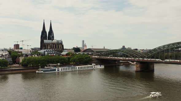 Cityscape of Cologne Cathedral Church of Saint Peter in Historic City Center alt