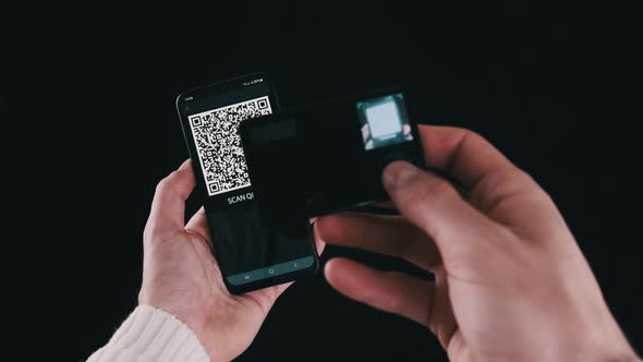 Using Portable Cold Crypto Wallet to Scan QR Code on Smartphone for Transaction alt