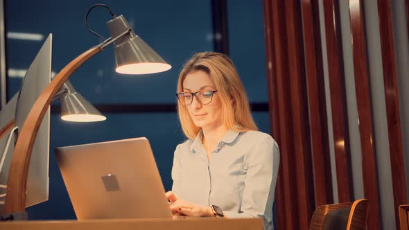 Businesswoman Making Financial Services Report. Mortgage Leader On Legal Documents. alt