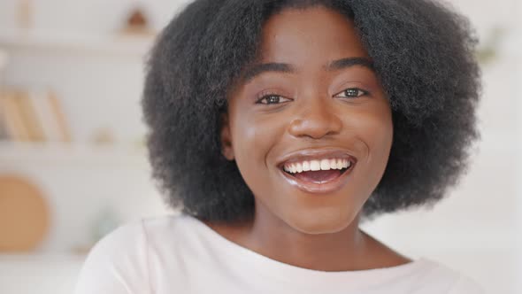 Portrait Afro American Girl with Curly Hair Looking at Camera Smiling Toothy Dancing Dance Indoor alt
