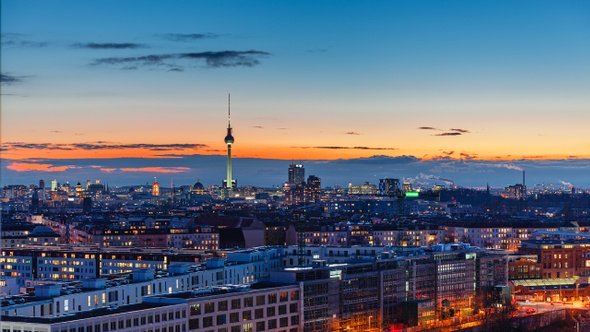 Day to Night Time Lapse of Berlin cityscape with tv tower, Berlin, Germany alt