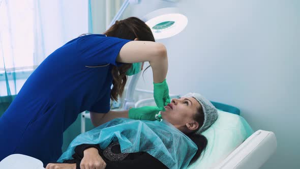 Master Does Injection for Lips Augmentation To Mature Woman alt