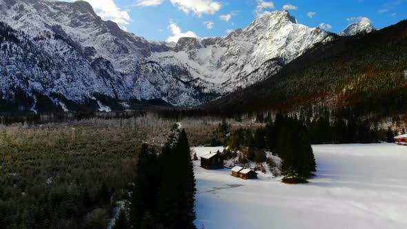 Beautiful Landscape with Mountains and forest in Winter alt