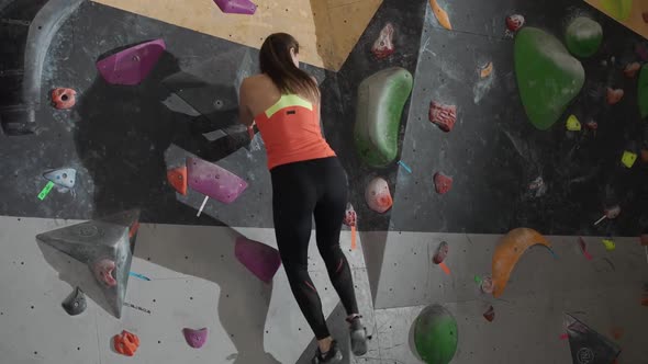 Female Climber Training on a Climbing Wall Young Woman Practicing Rockclimbing Mountaineer Training alt