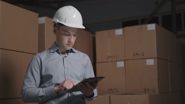 Man Helmet Makes Audit Warehouse Using Tablet