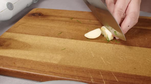 Cook Cuts Garlic