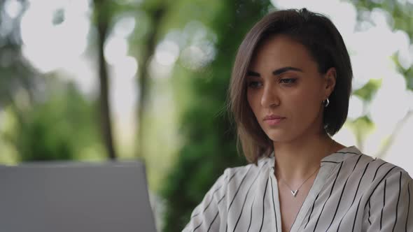 Business Woman Brunette Arabic Hispanic Ethnicity Works Remotely While Sitting in a Summer Cafe on a alt