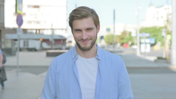 Portrait of Agree Man Shaking Head in Approval Outdoor alt