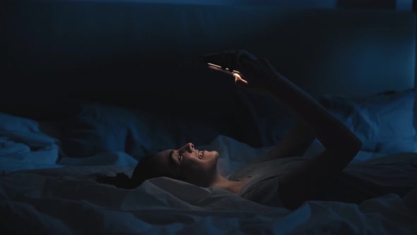 Bedtime Leisure Romantic Chat Girl Phone Bed Night alt