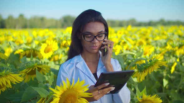 Female Agronomist Using Modern Technology in Field alt
