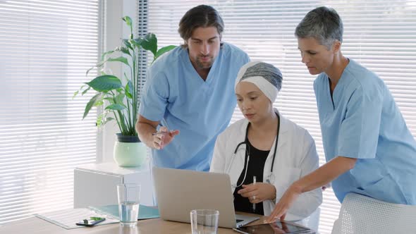 Medical professionals at work alt