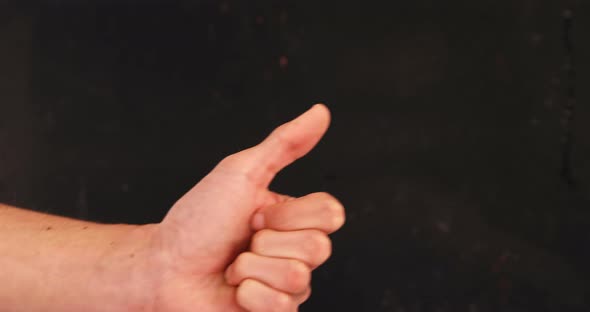 Hand showing thumbs up alt