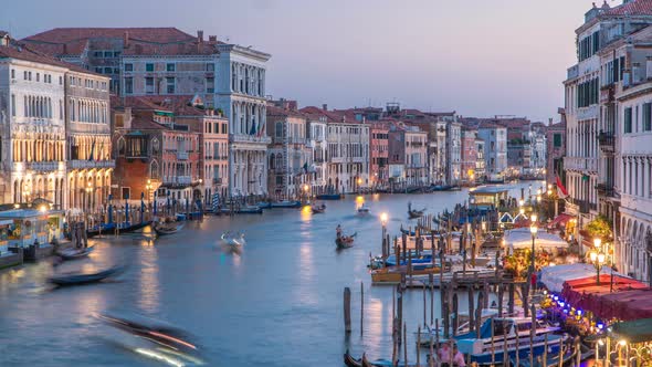 Grand Canal in Venice, Italy Day To Night Timelapse. View on Gondolas and City Lights From Rialto alt