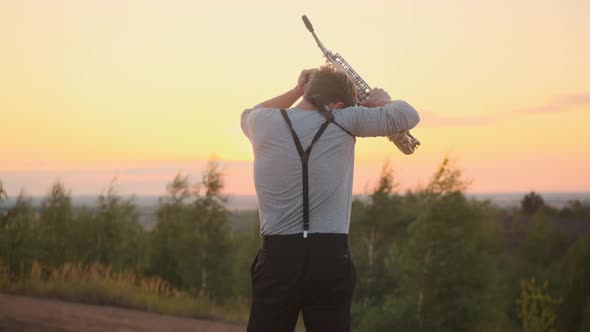 Saxophonist Played His Part on Saxophone Removes Musical Instrument From Himself and Spreads His alt