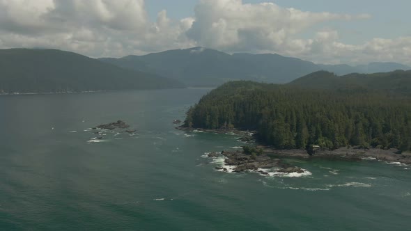 Beautiful Aerial Landscape View of the Rocky Pacific Ocean Coast in the Southern Vancouver Island du alt
