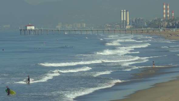 The Manhattan Beach Pier in California extends into the Pacific Ocean. alt