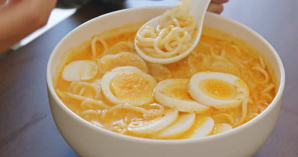 Eat with laksa at home alt