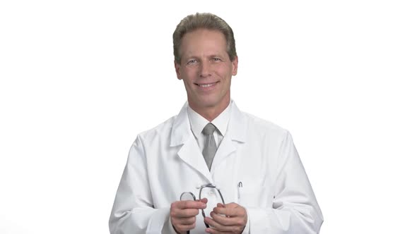 Put on Stetoschope on Head, Insert Into Ears. alt