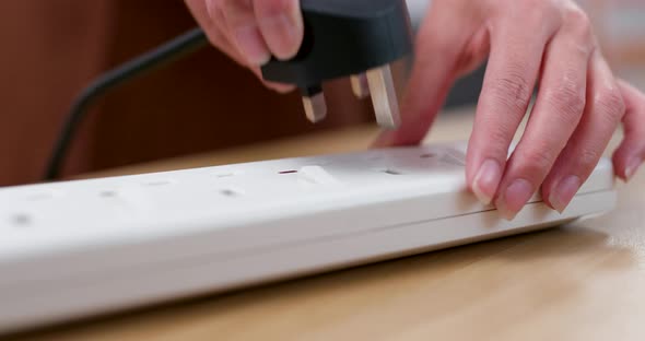 Plug in the power cord on power socket alt