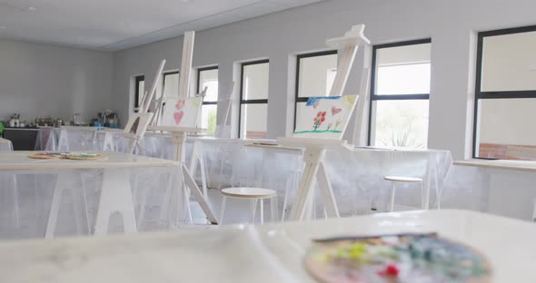 Video of school class with easels prepared for art lessons alt