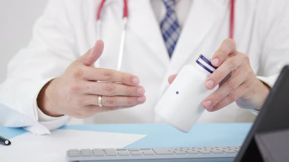 Doctor Describing Some a Generic FOLIC ACID to a Patient alt