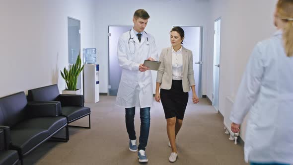 Front Camera Hospital Lady Patient Her Doctor alt