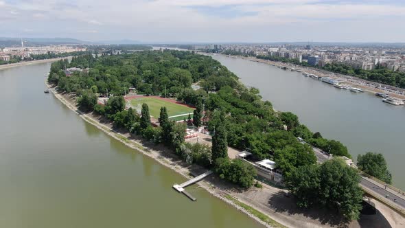 Aerial shot of Margaret island (Margitsziget) in Budapest, Hungary alt