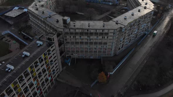 Drone shot above the city of Sheffield, Panning over the abandoned flats of Park Hill and more. Clou alt