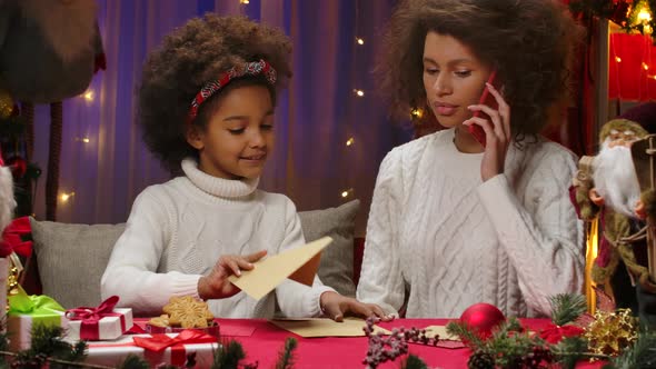African American Woman Talking on Her Smartphone alt