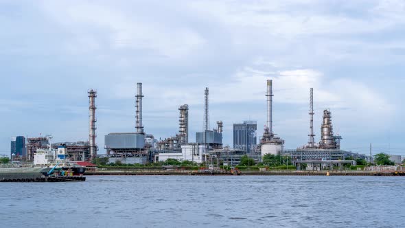 Oil refinery petrochemical and energy industry, zoom out - Time-lapse