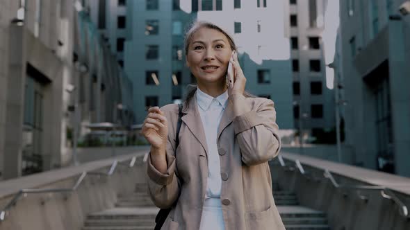 senior woman using her smartphone alt