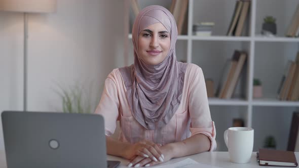 Woman Executive Business Employee Laptop Office alt