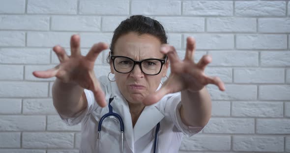 Doctor Try to Scare alt