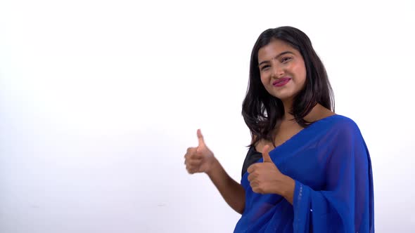 Indian woman pointing on left in saree for product placement, ads, etc alt